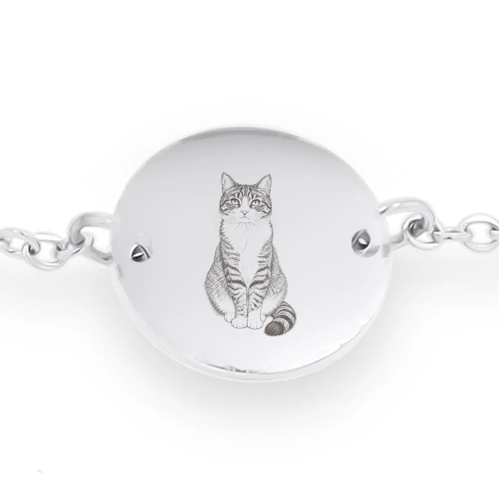 Voorbeeldopmaak: armband met munt in zilverkleur, gegraveerd met een lijntekening van een kat